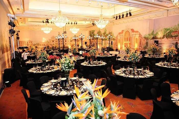 Toàn bộ bốn bức tường của hôn lễ đều được treo những bức tranh quang cảnh, con người của Sài Gòn thập niên 1950. Tông chủ đạo là màu cam và đen. 