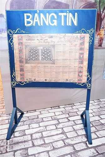 Chiếc bảng tin được đặt ngay sảnh đón khách để tiện theo dõi. Trên bảng tin, nữ diễn viên in sơ đồ sân khấu, bàn tiệc cùng những bức tranh hay bài viết thú vị về Sài Gòn. 