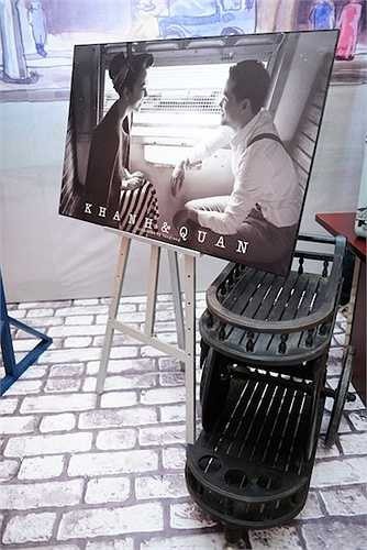 Hình cưới của Ngân Khánh và ông xã Đỗ Thiếu Quân vui vẻ trò chuyện trên một chuyến tàu. 