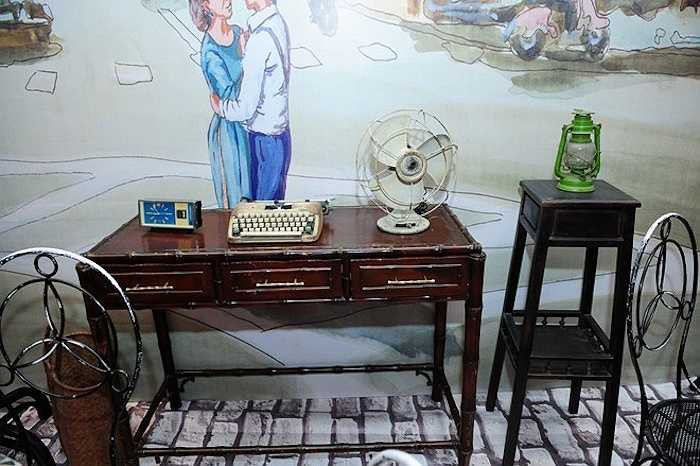 Nói về ý tưởng đám cưới được tổ chức theo phong cách từ những năm 1950, Ngân Khánh cho biết thêm gia đình nhà chồng là những người yêu văn hóa Việt vì thế họ muốn tái hiện không gian xưa cũ của Sài Gòn trong đám cưới của con trai. 