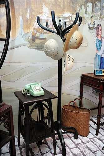 Ngân Khánh và ông xã cầu kỳ và tỉ mỉ trong từng chi tiết nhỏ để tái hiện lại không gian Sài Gòn xưa cũ trong thời hiện đại. Theo tiết lộ, cô mất nửa năm để tìm kiếm, sưu tầm những món đồ cổ này. 