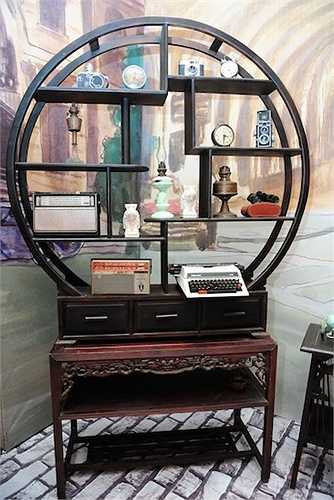 Để hài hòa với không gian đám cưới, Ngân Khánh đặt NTK Huy Trần và Tăng Thành Công may trang phục cho toàn bộ khách mời dự hôn lễ. Theo đó, những vị khách quý được vợ chồng Ngân Khánh mời dự tiệc đều phải diện những bộ trang phục cổ điển. 