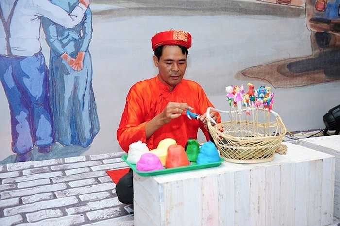 Nghệ nhân làm những con tò he - một nét đặc trưng của Sài Gòn những năm 1950 - 1960. (Theo Zing)