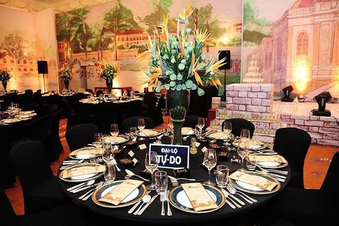 Điều thú vị, mỗi bàn tiệc đều được đặt tên theo các con đường của Sài Gòn ngày xưa. Khách mời có thể tự tìm bàn tiệc của mình theo tên đường đã được viết trong thiệp cưới trước đó. Những cái tên rất đặc biệt được cô dâu Ngân Khánh dày công tìm hiểu như Bến Hàm Tử, bàn Công Lý, Lacotte, Lục tỉnh, chợ Bến Thành, Đại lộ Tự do... khiến quan khách đến dự thích thú. 