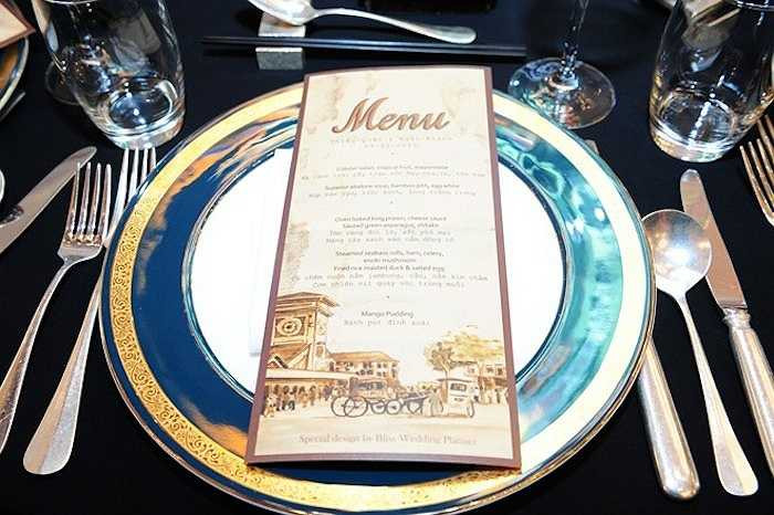 Menu, đĩa, chén... cũng được chuẩn bị cầu kỳ, phù hợp với hoàn cảnh, không gian bữa tiệc. 