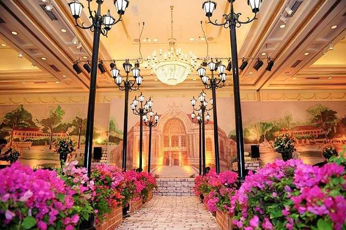 Những công trình kiến trúc nổi tiếng, những chiếc xe ngựa hay trang phục của những thiếu nữ Sài Gòn nửa thế kỷ trước đều được người đẹp Cô dâu đại chiến in xung quanh phòng tiệc. 