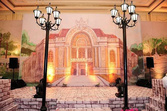Trên sân khấu hôn lễ, kiến trúc Nhà hát lớn TP.HCM được đặt ngay trung tâm tạo không gian cổ kính, xưa cũ. 