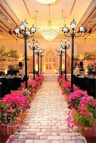 Khác với những hôn lễ bình thường đều trưng bày hoa hồng nhưng tiệc cưới của Ngân Khánh lại chọn hoa giấy - một loại hoa khá phổ biến ngày trước. Người đẹp sẽ đặt loại hoa này dọc các lối đi. 