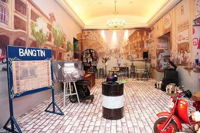 Nữ diễn viên sinh năm 1985 dành một khu vực riêng để trưng bày những kỷ vật quý hiếm, đặc trưng của nửa thập kỷ trước như xe cổ, điện thoại, bàn ghế... Trước khi vào tiệc chính, những vị khách quý có thể nán lại để chiêm ngưỡng, chụp hình kỷ niệm. 