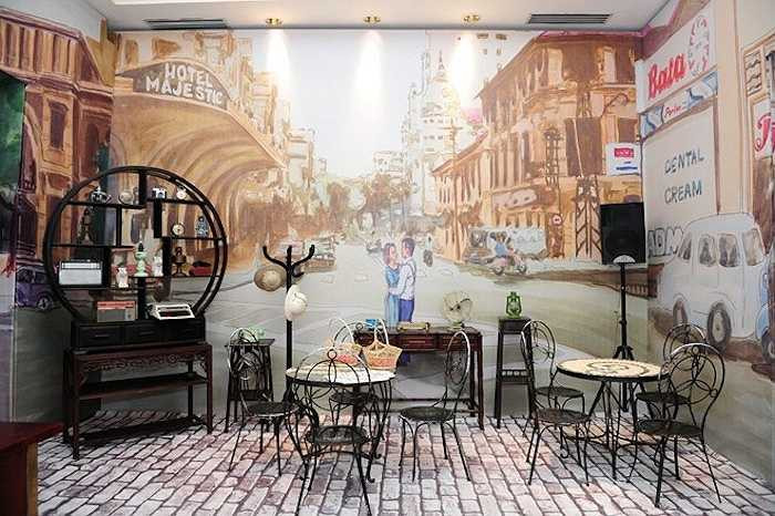 Hình ảnh cô dâu, chú rể đứng giữa đường phố Sài Gòn được vẽ mô phỏng làm backdrop tại phòng trưng bày. 