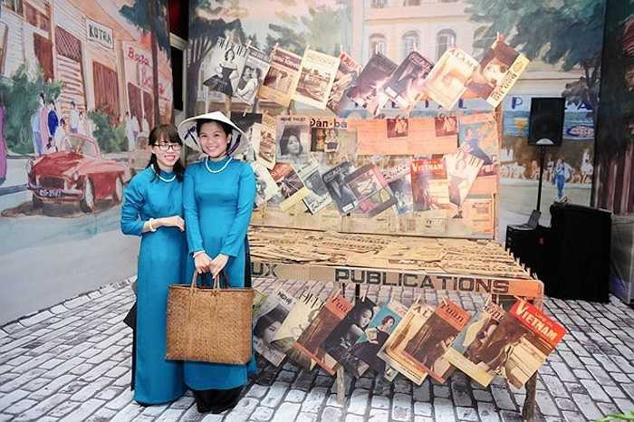 Hình ảnh thiếu nữ Sài thành ngày trước cũng xuất hiện sinh động trong không gian cưới của cô dâu Ngân Khánh. Ê-kíp cũng thiết kế một sạp báo với những trang bìa là hình cô dâu Ngân Khánh. Những tấm thiệp cưới cũ kỹ giống như tờ nhật báo cũng được phơi bày trên sạp. 