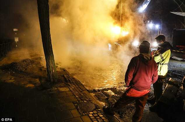 Màn sương quá dày khiến cho chiếc xe bus mất lái và gây ra vụ tai nạn 