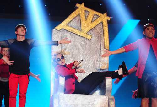 Sơn Tùng trên sân khấu The Remix.