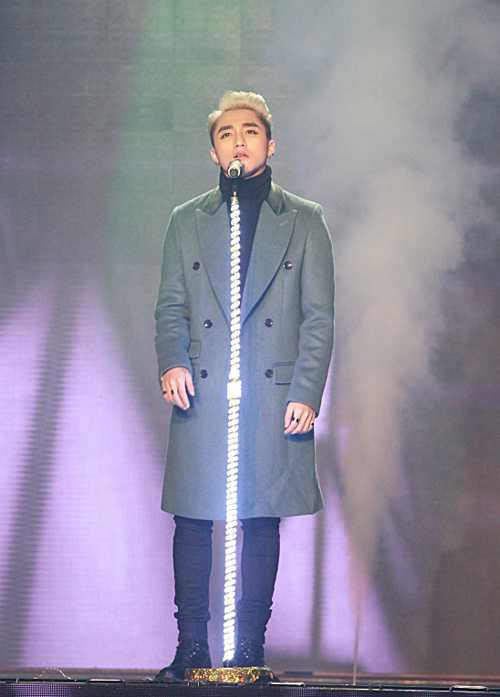 Tuy chỉ đứng một chỗ hát, Sơn Tùng vẫn thu hút sự chú ý ngay từ đêm thi đầu tiên.