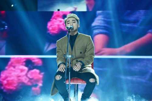 Nam ca sỹ lấy lòng khán giả khi hát về quê hương Thái Bình trong liveshow 2.