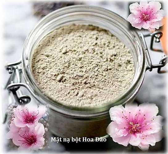 Để trị trứng ca, mụn nhọt trên da mặt bạn có thể dùng hoa đào và nhân hạt bí đao với liều lượng bằng nhau, phơi khô, tán bột, hòa với mật mà bôi hoặc dùng hoa đào và đan sa với liều lượng như nhau, tán bột, uống mỗi ngày 3 lần vào lúc đói trong 10 - 20 ngày. 