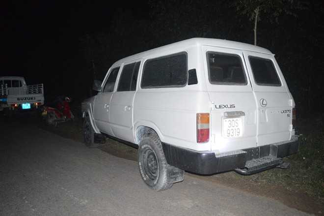 Tài xế bỏ xe Lexus bên đường, trốn vào rừng bạch đàn