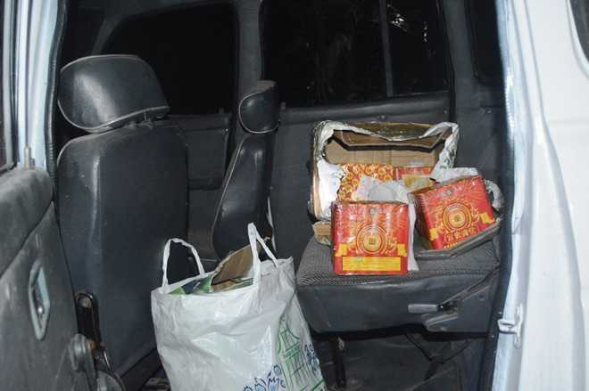 Tài xế bỏ xe Lexus bên đường, trốn vào rừng bạch đàn