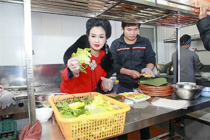 'Món nào mẹ nấu cũng ngon. Bò bít tết này, cá chép om dưa này, gỏi cuốn này, ba ba nấu rượu vang này, phở gà này, rồi cả vịt om sấu nữa…, nhiều, nhiều lắm'