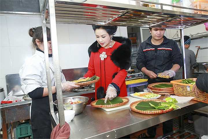 'Mẹ nấu ăn như mẹ làm nghệ thuật vậy, lúc nào cũng cặm cụi và hết mình'