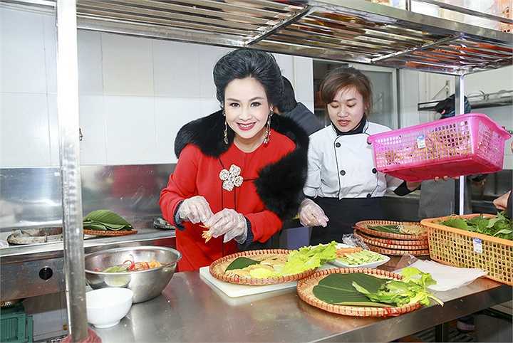 Cùng ngắm Thanh Lam đẹp rực rỡ ngay cả khi vào bếp: