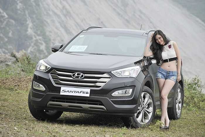 Hyundai SantaFe 2015 có 2 lựa chọn về động cơ. Động cơ xăng 2.4L Thera II MPI và động cơ Diesel 2.2 CRD-i với turbo tăng áp điều khiển điện tử eVGT. Tất cả các phiên bản đều sử dụng hộp số tự động 6 cấp giúp xe luôn mượt mà, êm ái và tiết kiệm khi vận hành.