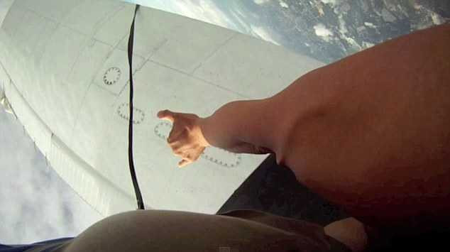 Chiếc máy bay gần như đã va chạm với Forest Pullman và người phụ nữ 