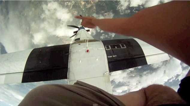 Chiếc máy bay gần như đã va chạm với Forest Pullman và người phụ nữ 