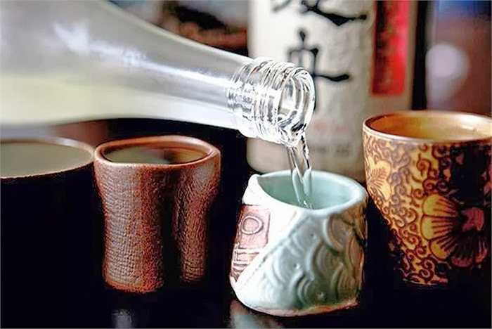 'Làm ấm' rượu trước khi uống: Đối với tất cả các loại rượu, trước khi uống, bạn hãy 'làm ấm' chúng bằng cách ngâm vào nước nóng. Dưới tác động của nhiệt độ, một số chất có hại trong rượu sẽ bay hơi, từ đó giảm được những tác động xấu của rượu tới sức khỏe cơ thể.