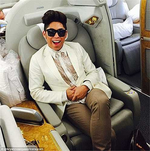 Mặc vest ngồi trên máy bay sang trọng