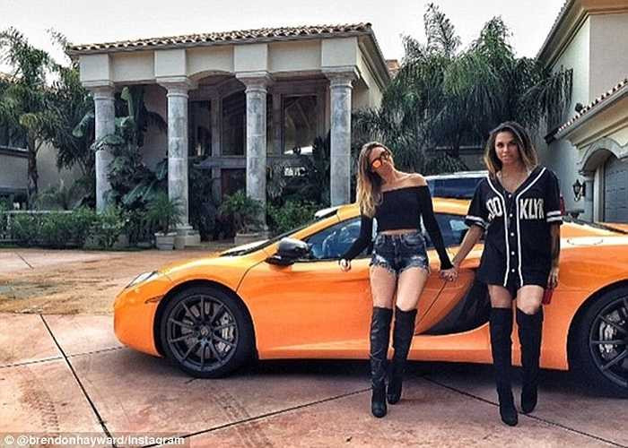 Chụp ảnh bên những siêu xe đắt tiền McClaren ở biệt thự Malibu