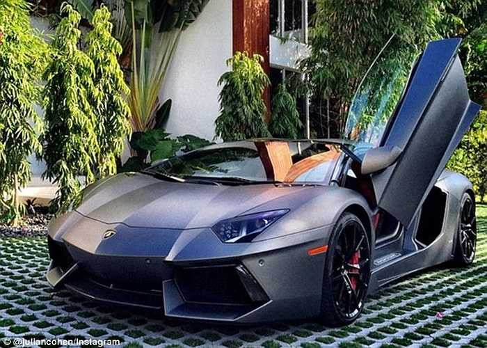 Chiếc siêu xe Lamborghini đỗ trước một biệt thự với cảnh cửa mở sẵn