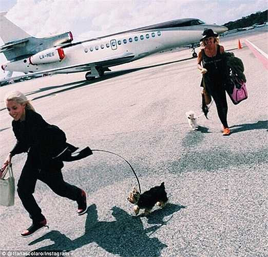 Những cô chiêu con đại gia đi du lịch bằng máy bay riêng và không thể quên dắt theo cún cưng