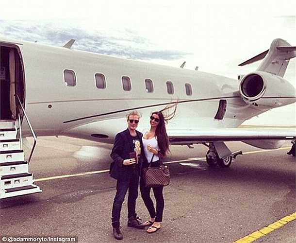 Một cặp đôi chuẩn bị du lịch tới Barbados bằng máy bay riêng