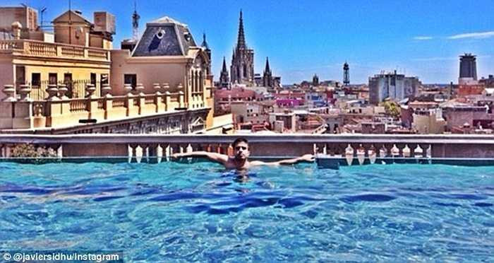 Thả mình trong bể bơi trên cao với không gian thơ mộng