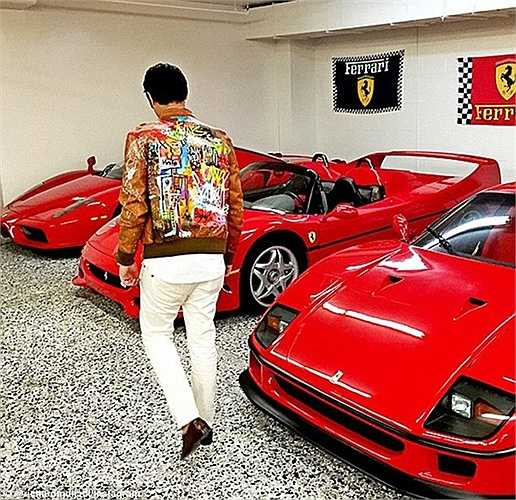 Chụp ảnh bên những siêu xe hàng triệu USD