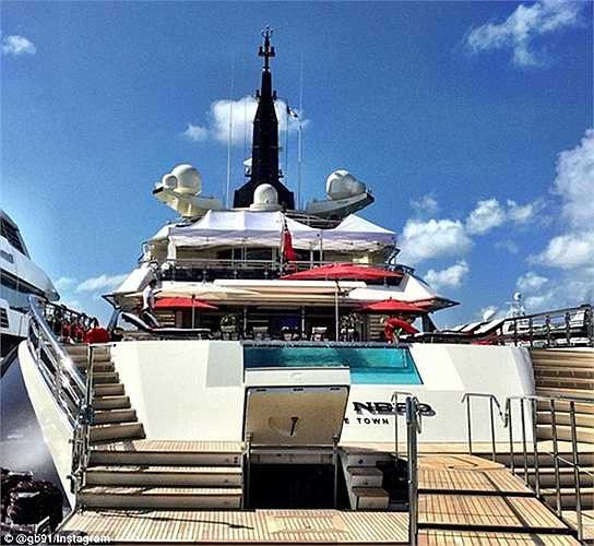 Một hình ảnh khác chụp siêu du thuyền cho kỳ nghỉ