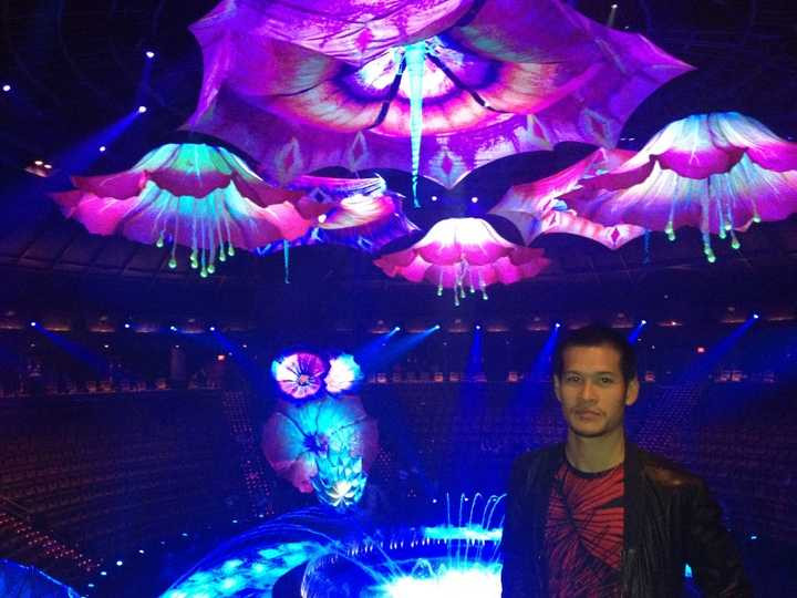 Một trong những lý giải cho thành công và sự bền nghề của Việt Tú, đó chính là hàng năm anh vẫn liên tục có mặt tại các show diễn hàng đầu trên thế giới, đó là niềm đam mê của đạo diễn nổi tiếng, cũng là động lực làm nghề, học hỏi của anh.