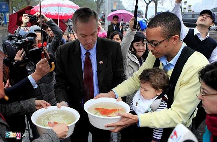 Đại sứ Ted Osius cho biết, đây là lần thứ 3 ông tới Việt Nam và cũng không phải lần đầu đó tết cổ truyền của người Việt. Tuy nhiên, đây là lần đầu tiên ông thả cá chép trong ngày Táo Quân với lời chúc mọi người gặp may mắn, hạnh phúc, khỏe mạnh và thành đạt trong năm mới