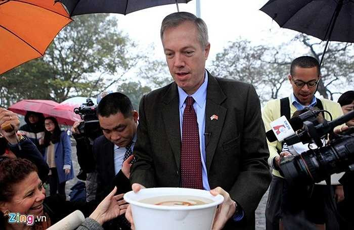 Đại sứ Osius cho biết, hôm nay là ngày đặc biệt vì ông được thả cá chép tiễn Táo quân về trời và cầu nguyện cho gia đình luôn may mắn và đất nước Việt Nam thịnh vượng, phát triển. Ông cũng tiết lộ từng được tặng cành đào khi đón Tết tại Việt Nam