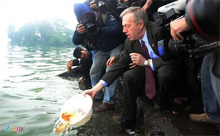 Đại sứ Osius thả ba con cá chép vàng xuống Hồ Tây theo phong tục tập quán của người Việt