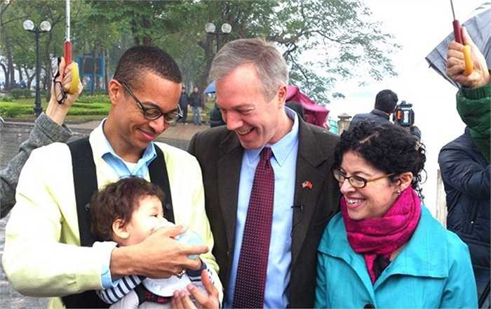 Chia sẻ về sở thích cá nhân, ông Osius cho biết thích ăn bánh chưng rán. Sau khi hoàn thành việc thả cá, Đại sứ Osius và gia đình đi dạo quanh hồ. Ông tỏ ra rất tự hào về cậu con trai nhỏ Theodore Alan Bond-Osius và không quên giới thiệu người bạn đời Clayton Bond