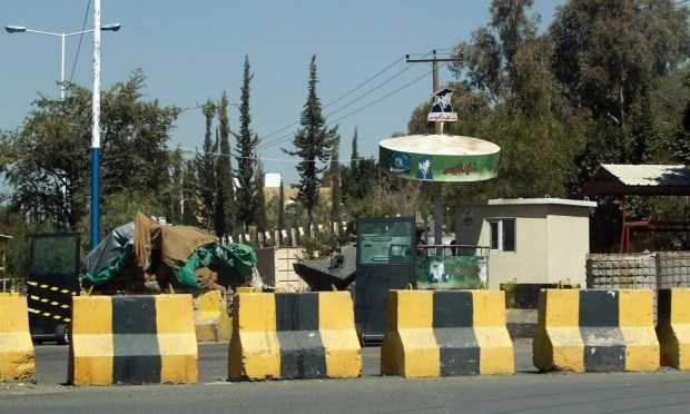 Rào chắn an ninh bên ngoài Đại sứ quán Mỹ tại Yemen