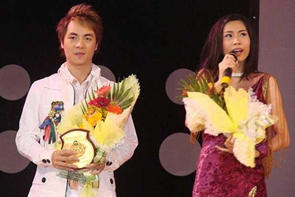 Thậm chí khi kết hợp cùng ca sĩ Thủy Tiên – người kém anh 2 tuổi, Đăng Khôi cũng nhận được lời khen trẻ hơn cả cô em đồng nghiệp.