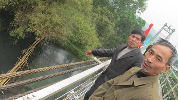 Dân 'vây' Bộ trưởng Thăng bên cầu treo mới hoàn thành