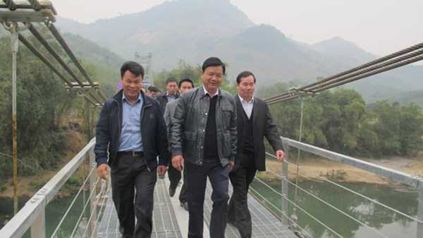 Dân 'vây' Bộ trưởng Thăng bên cầu treo mới hoàn thành