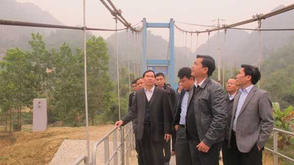 Dân 'vây' Bộ trưởng Thăng bên cầu treo mới hoàn thành