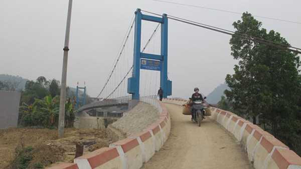 Dân 'vây' Bộ trưởng Thăng bên cầu treo mới hoàn thành