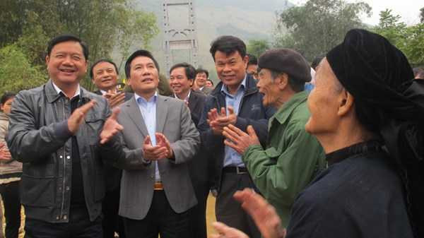 Dân 'vây' Bộ trưởng Thăng bên cầu treo mới hoàn thành