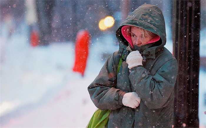 Giá rét khiến người dân Mỹ co ro khi ra ngoài